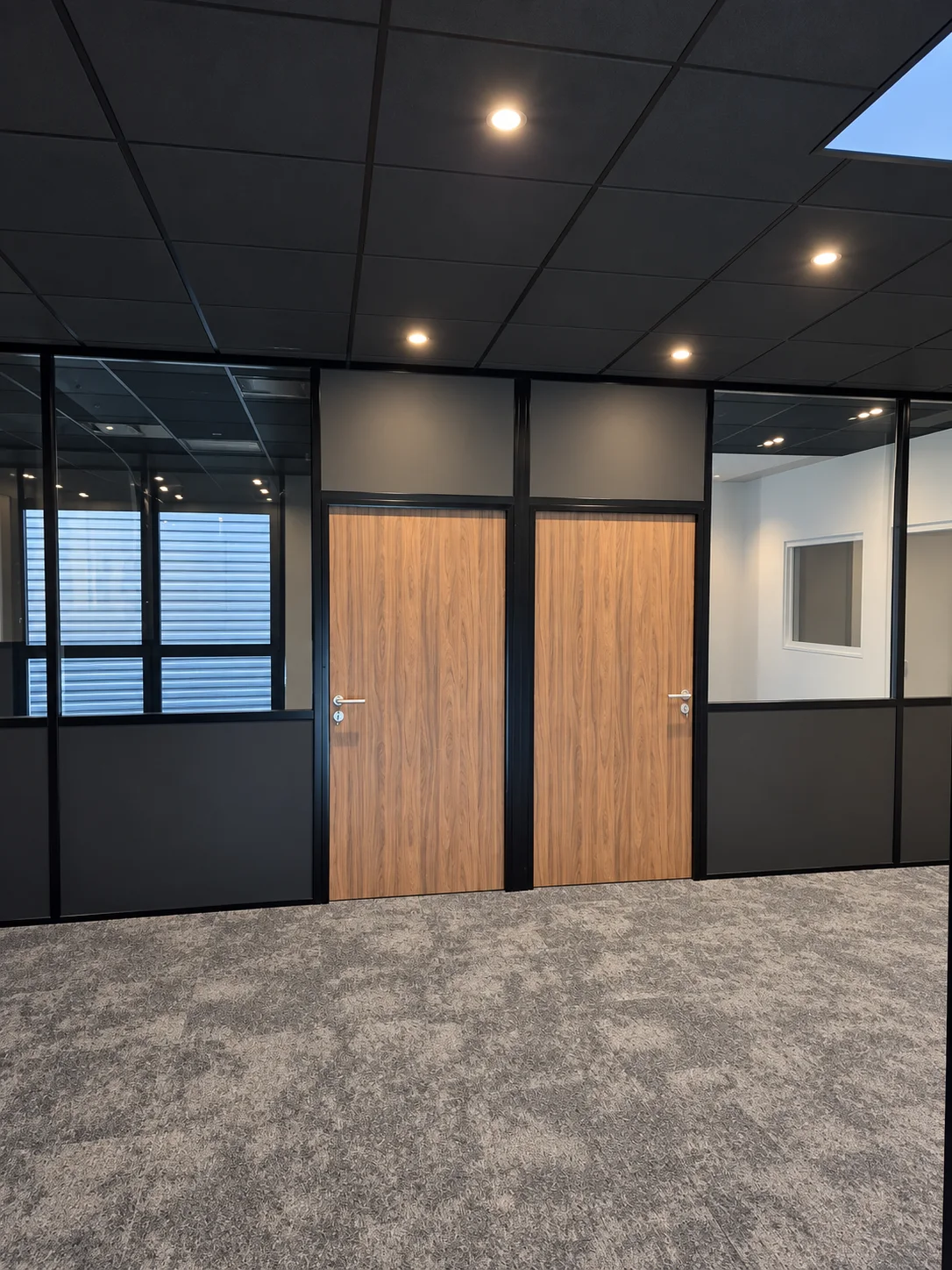 Circulation de bureaux délimitée par des cloisons vitrées à Bourg-en-Bresse, chantier ECP mis en avant sur la page d'accueil