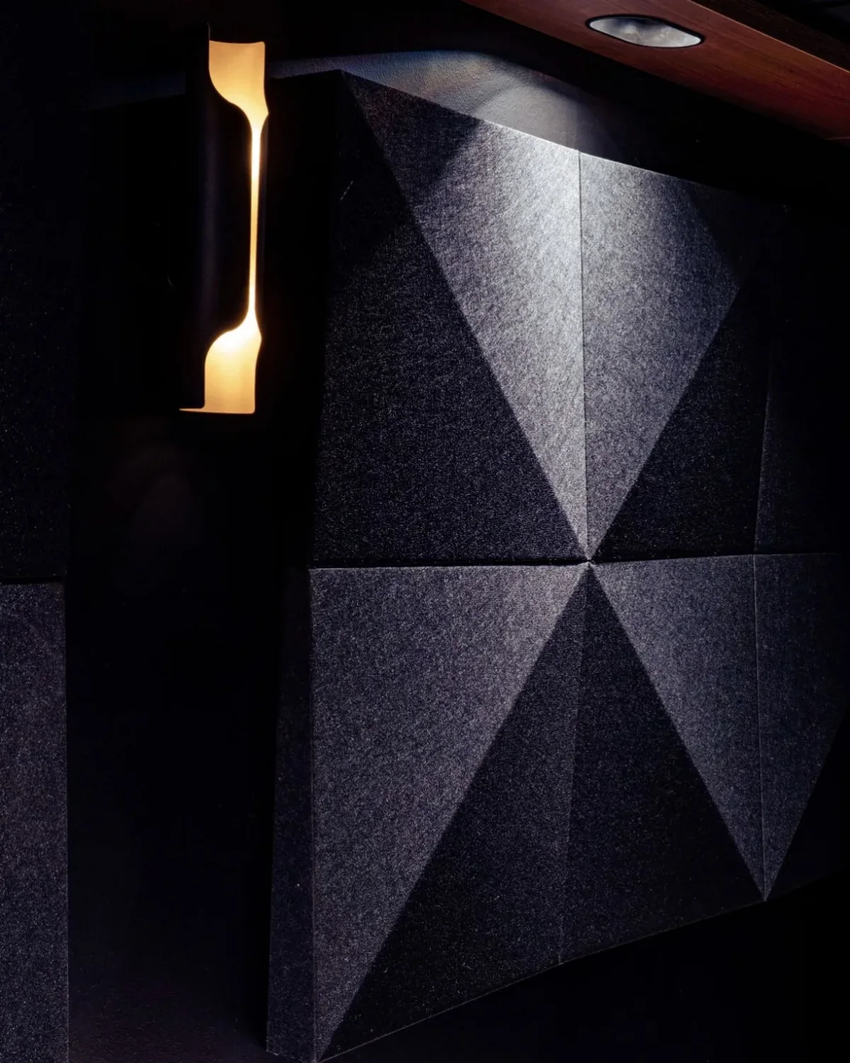 Applique dorée et panneau acoustique à facettes d'une salle de cinéma du Pays de Gex, chantier ECP mis en avant sur la page d'accueil
