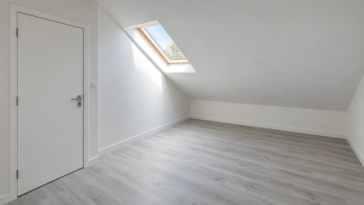 Aménagement intérieur chez un particulier : isolation et cloisonnement de combles en chambre, chantier ECP