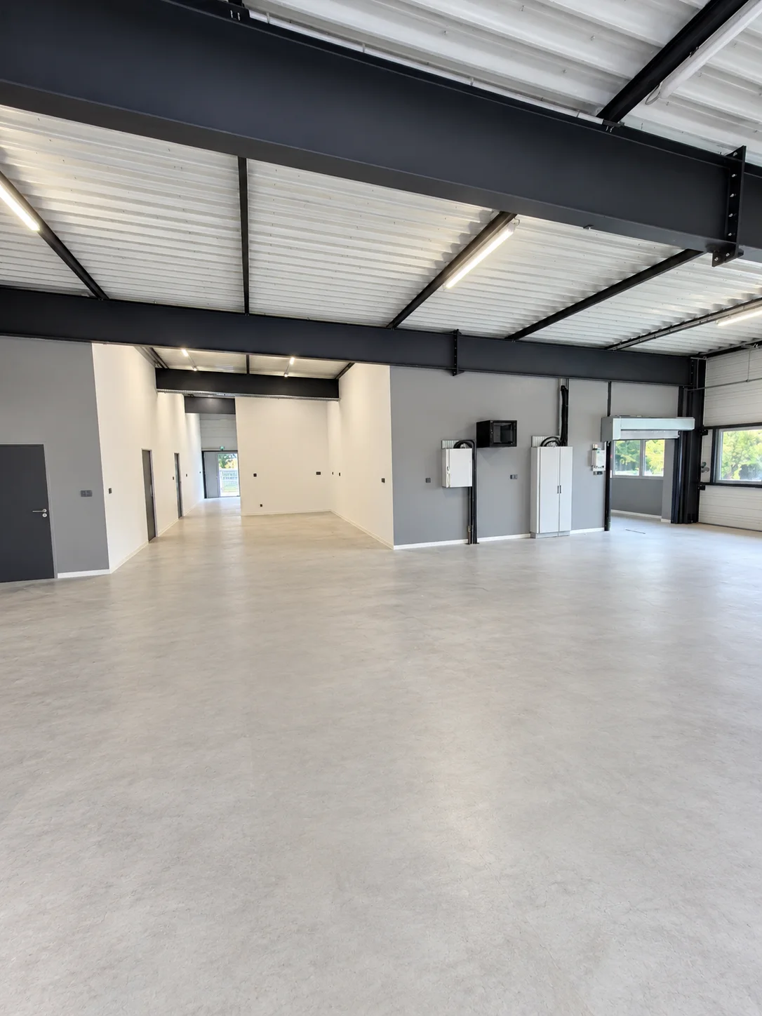 Aménagement de locaux professionnels : aménagement d’un bâtiment d’activité (hall), chantier ECP