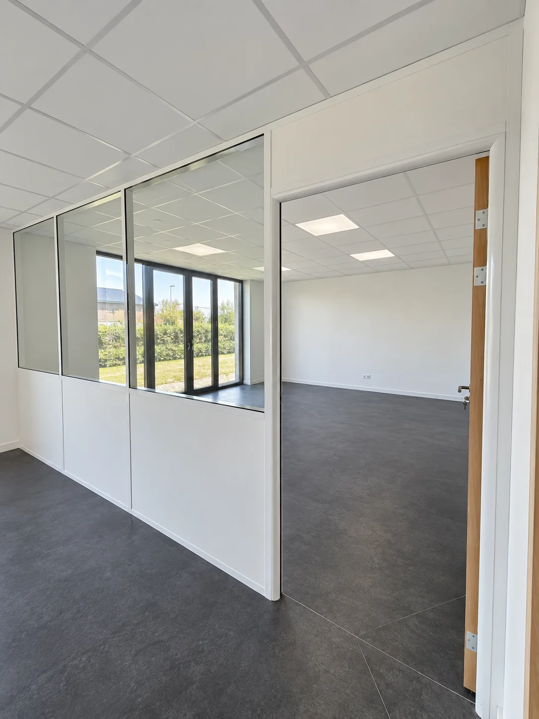 Aménagement de bureaux en cloisons vitrées (bureaux fermés) à Villeurbanne, chantier réalisé par ECP