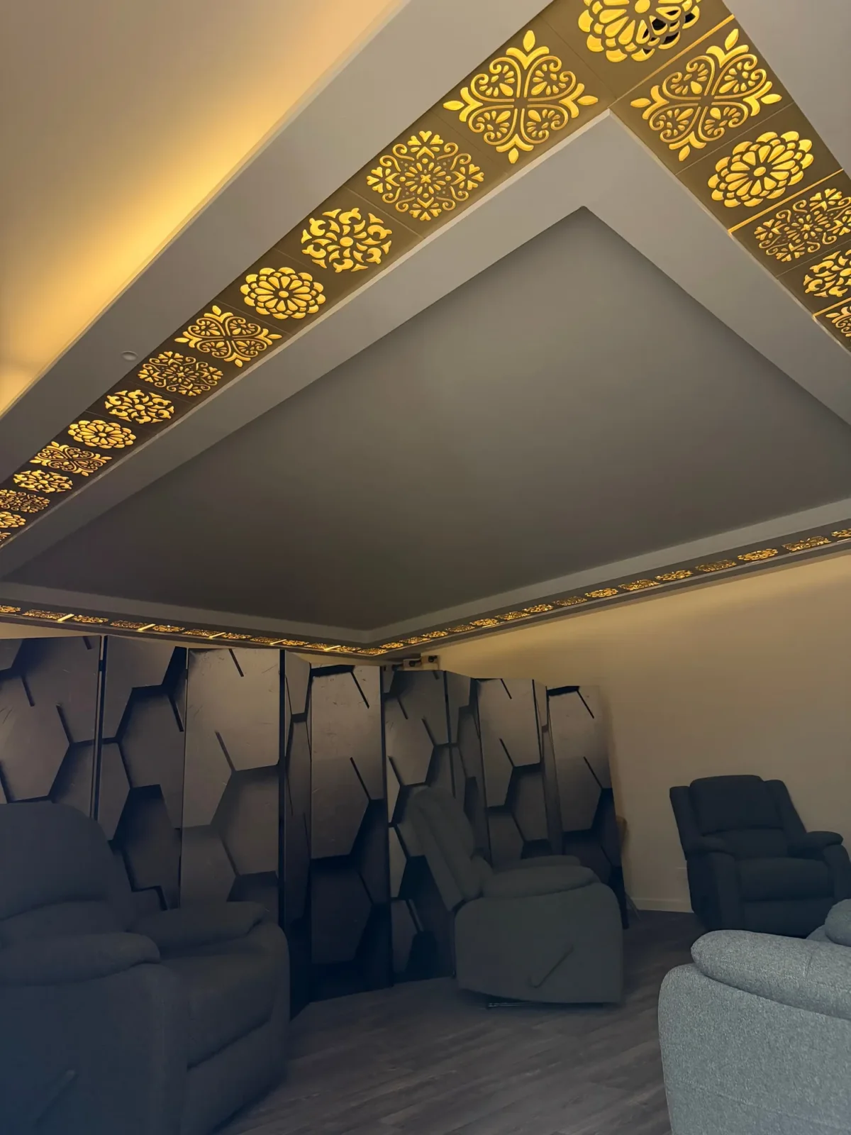 Plafond en caisson rétroéclairé d'un espace détente à Rillieux-la-Pape, chantier ECP illustrant la menuiserie intérieure