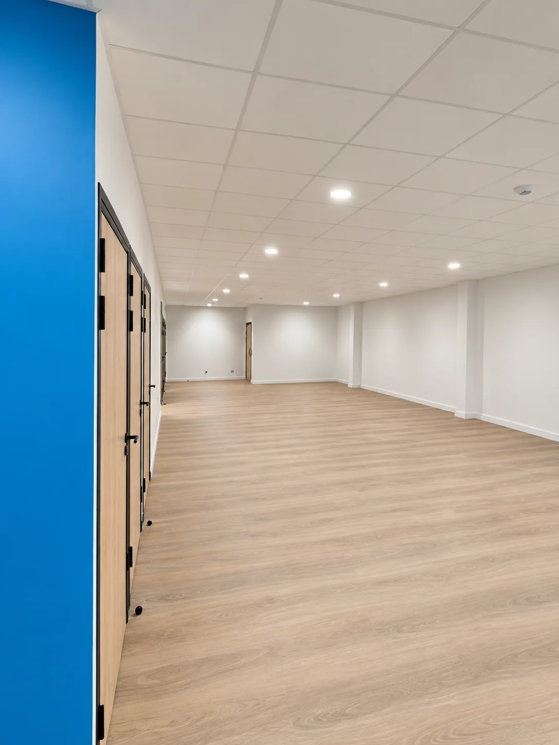 Plateau ouvert de bureaux séparé par des cloisons vitrées à Meyzieu, chantier du portfolio des réalisations ECP