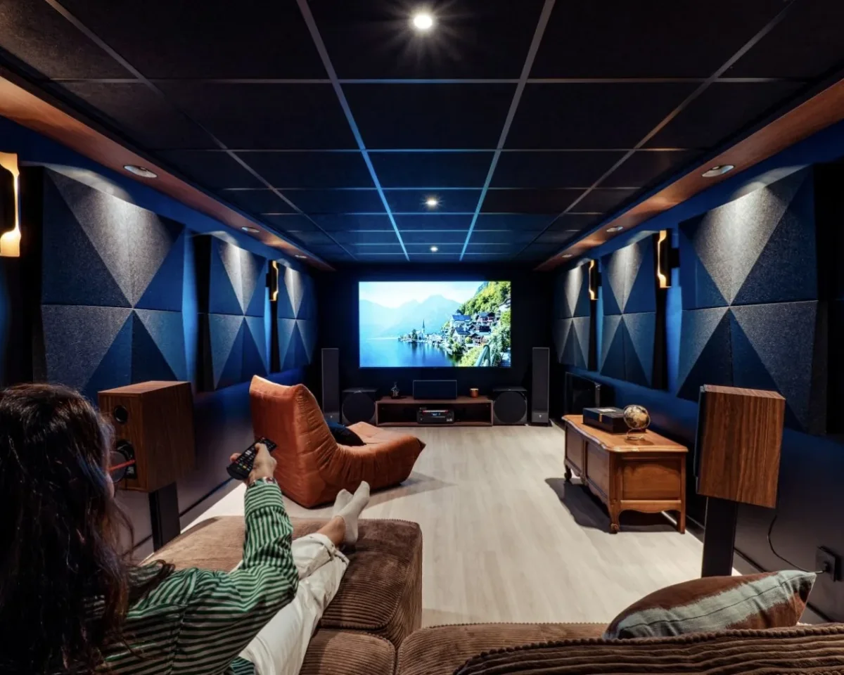 Salle de cinéma d'un particulier dans le Pays de Gex, vue vers l'écran entre les panneaux acoustiques, chantier du portfolio des réalisations ECP