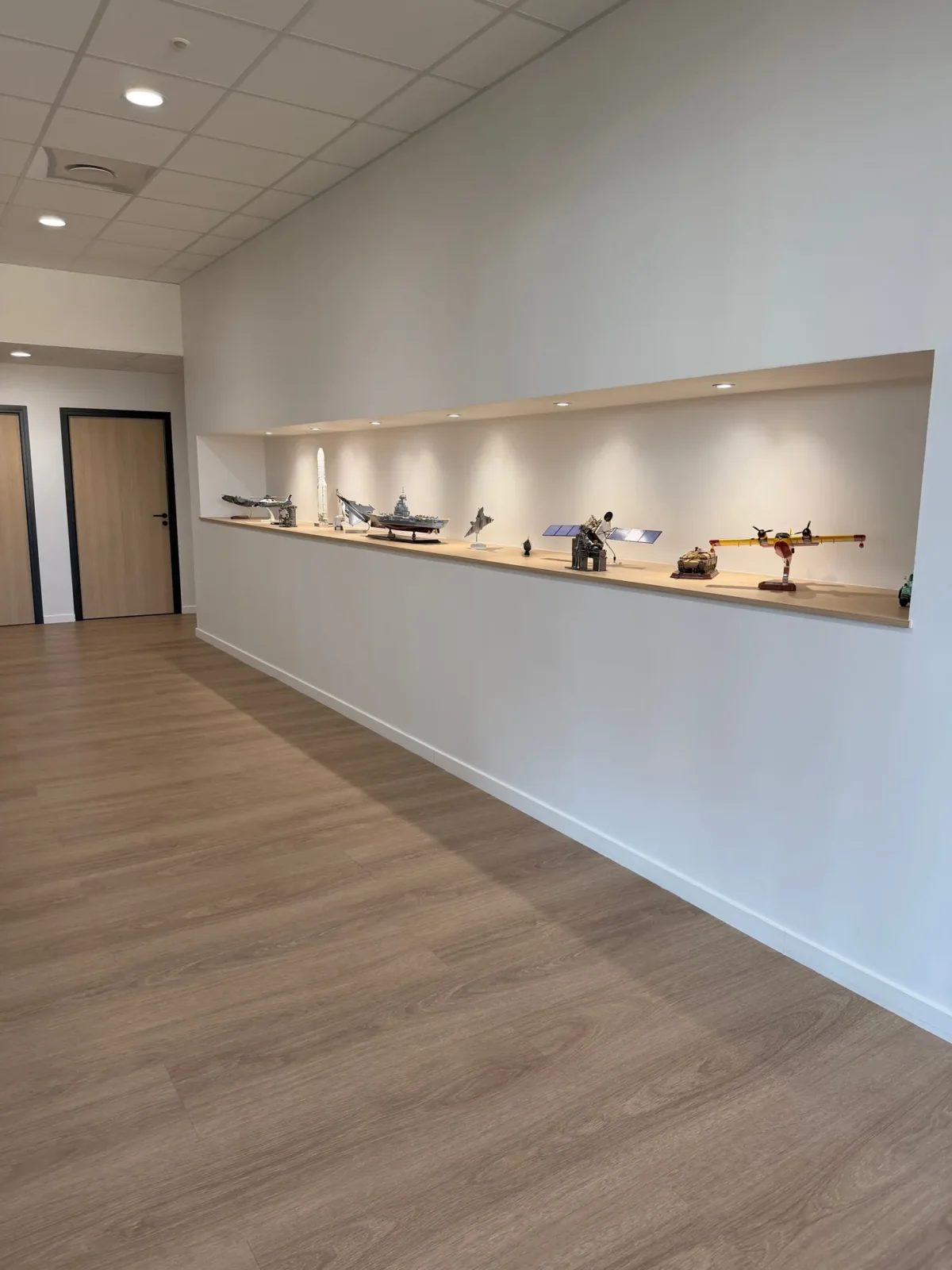 Niche d'exposition éclairée creusée dans une cloison en plaque de plâtre à Rillieux-la-Pape, chantier du portfolio des réalisations ECP